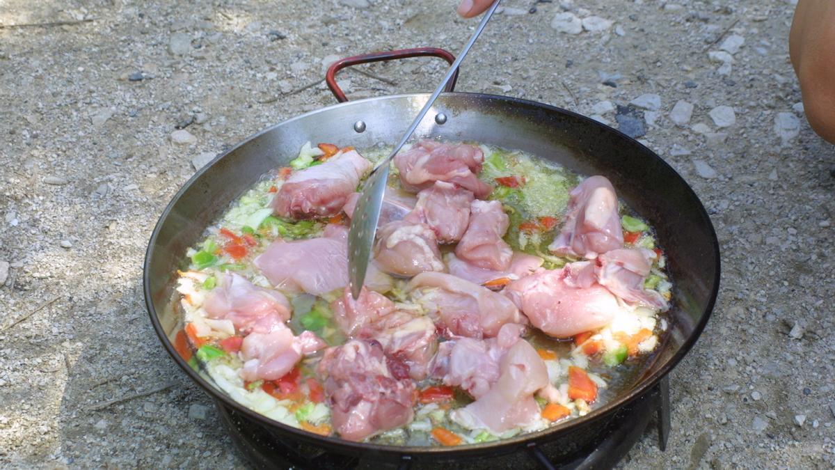 Preparando un calderete de conejo.