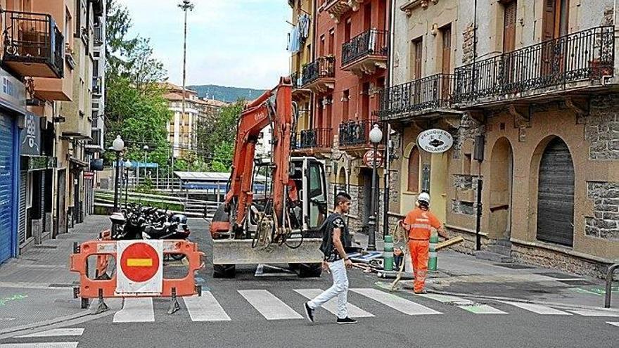 Vista del tramo de Cipriano Larrañaga donde han arrancado las obras, con la estación de Euskotren al fondo.