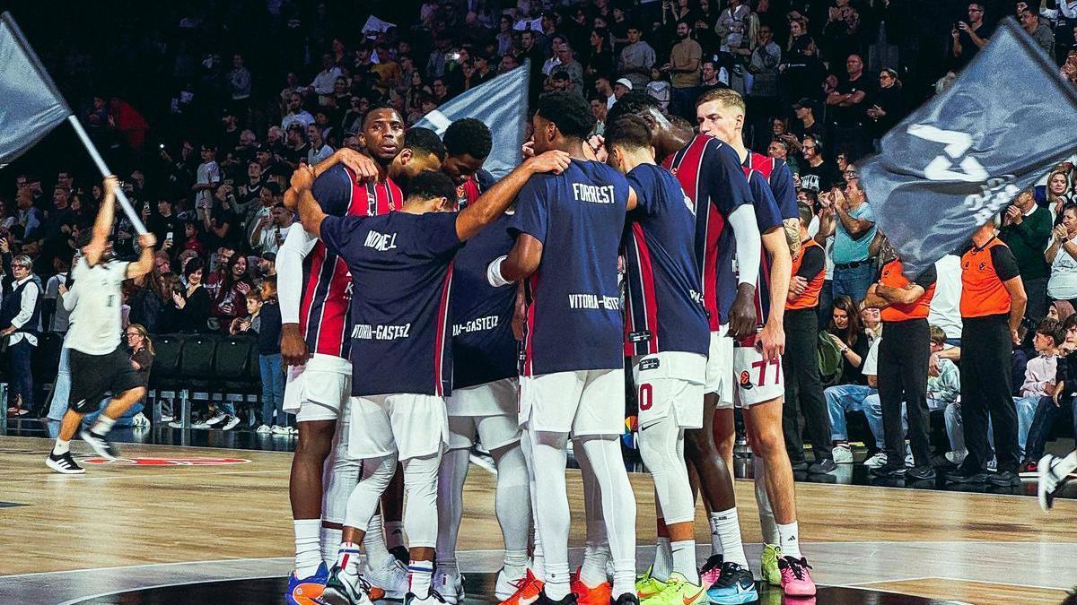 Piña del Baskonia antes del inicio del partido ante el Asvel