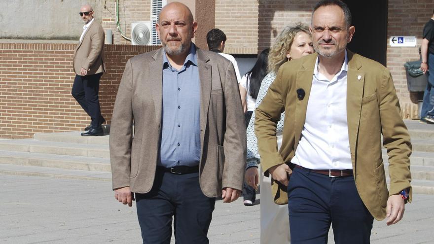 El alcalde de Móstoles descarta dimitir y denuncia una 