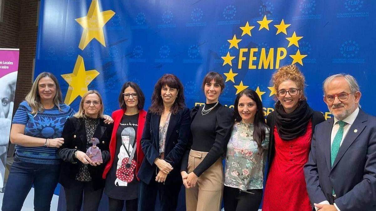 Zuriñe Fernández y Cristina Rodríguez recogiendo en Madrid el premio de FEMP por la eficacia y el carácter innovador de Vitoria en la atención en violencia de género
