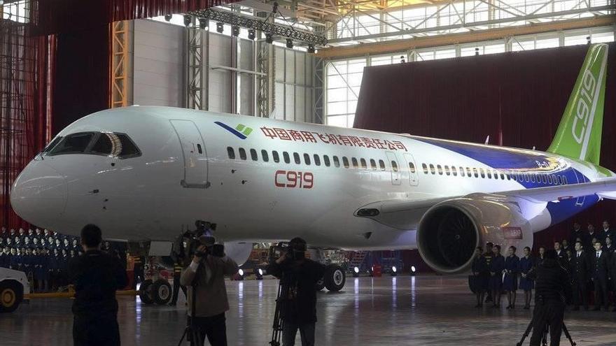 China presenta su primer avión comercial