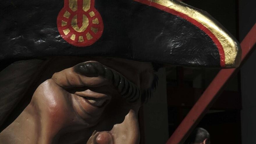 La comparsa de gigantes y cabezudos visita la Casa de la Misericordia