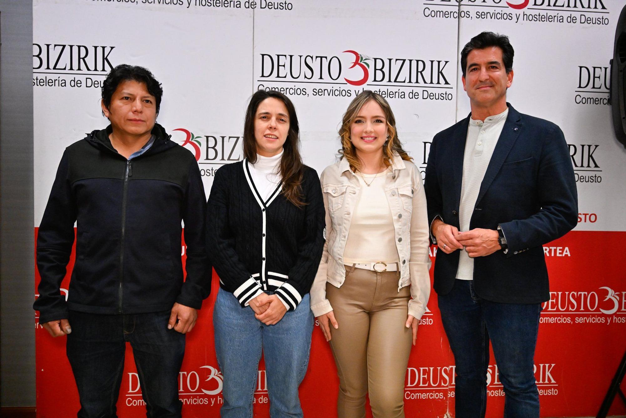 Pol Capote, Miriam Angulo Fernández, Angelica Karin Montilla y el gerente de Deusto Bizirik, Ignacio Aguirre.
