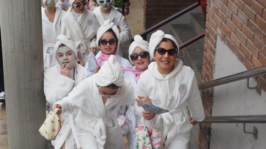 Los escolares han disfrutado de la llegada del Carnaval a Azpeitia y Azkoitia pese al mal tiempo