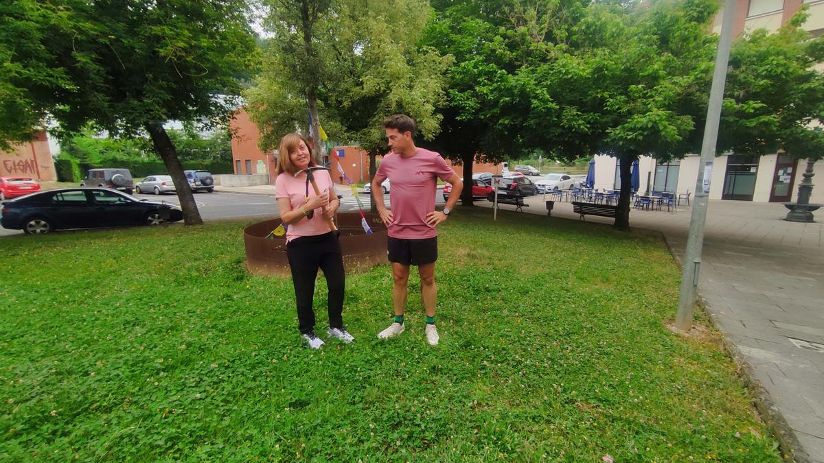Conchi Gil, viuda de Pablo, entrega el simbólico piolet a su hijo