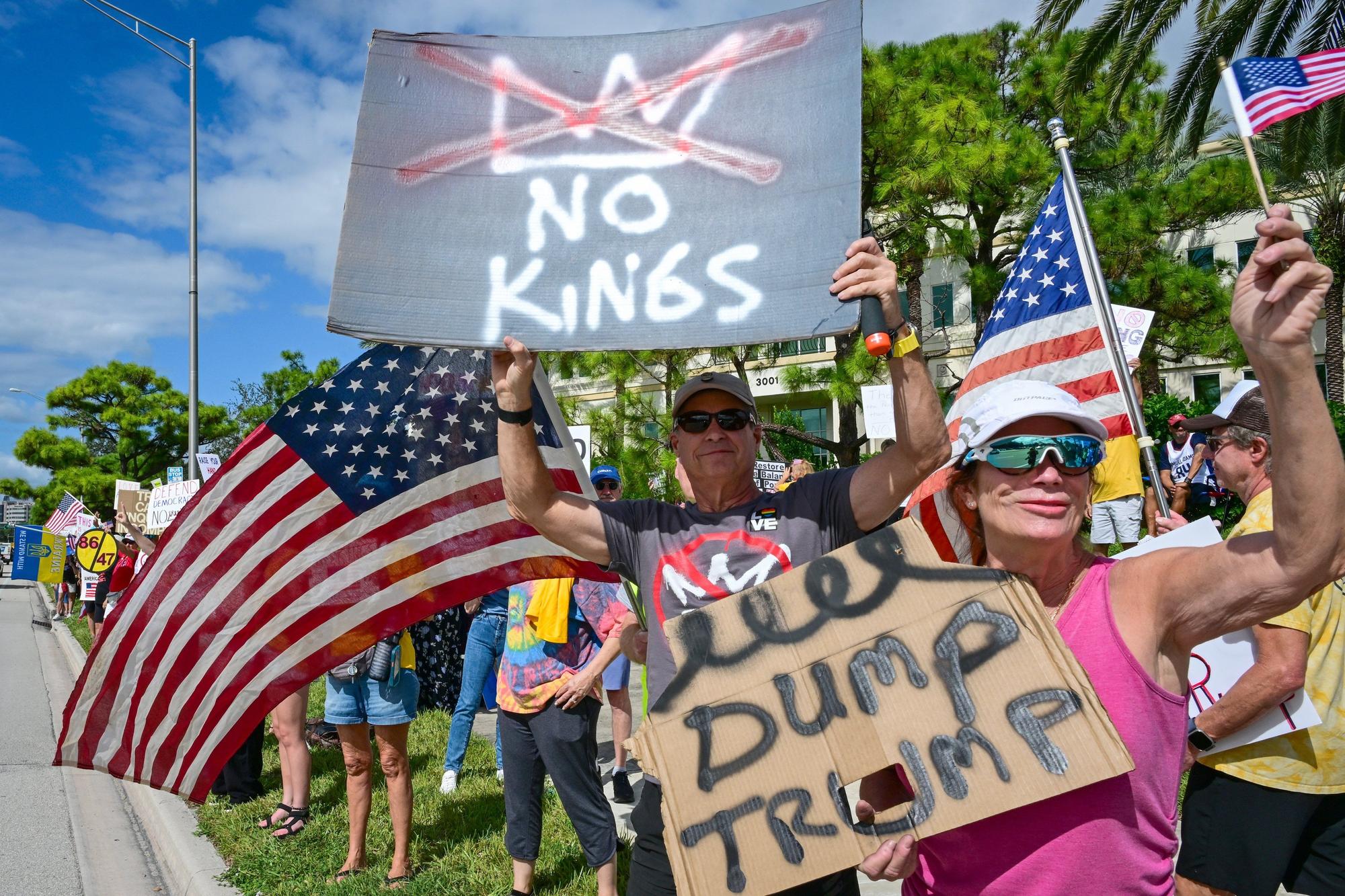 Miles de estadounidenses protestan contra Trump: "No queremos reyes"