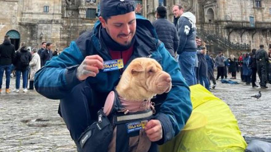 El tiktoker Andrés Harthman lanza su primer libro sobre el Camino de Santiago con su perra Duna