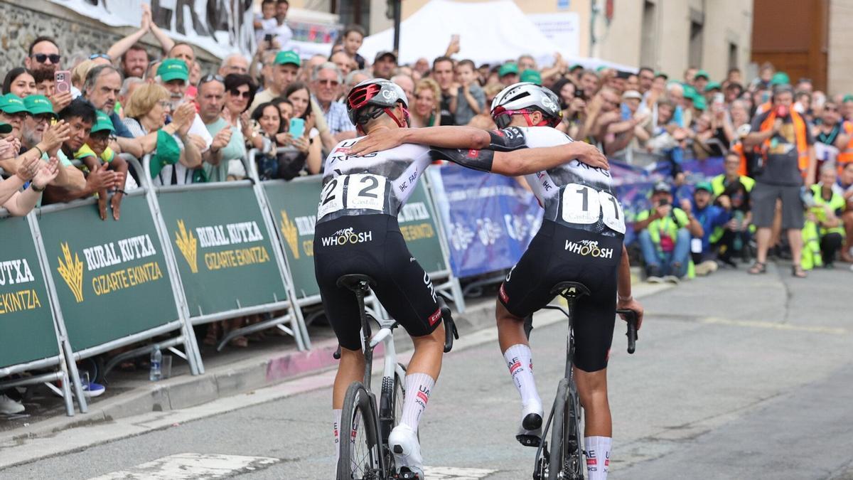 Igor Arrieta e Isaac del Toro, compañeros y primero y segundo en la Clásica de Ordizia, abrazados sobre la bicicleta | Iker Azurmendi