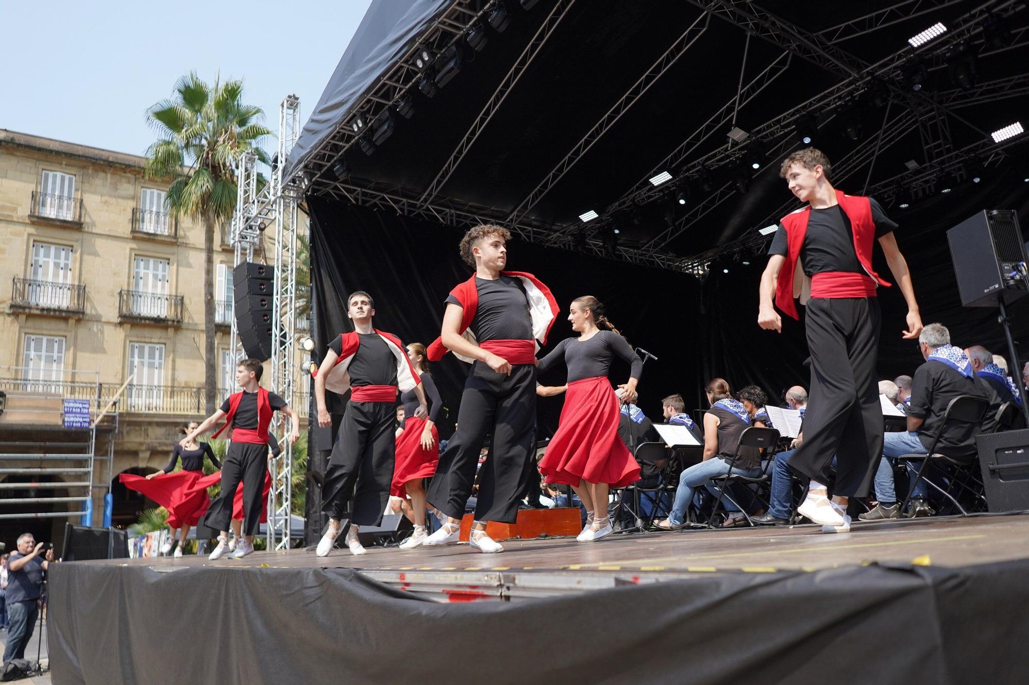 En imágenes: alarde de Txistularis en la Plaza Nueva de Bilbao por Aste Nagusia