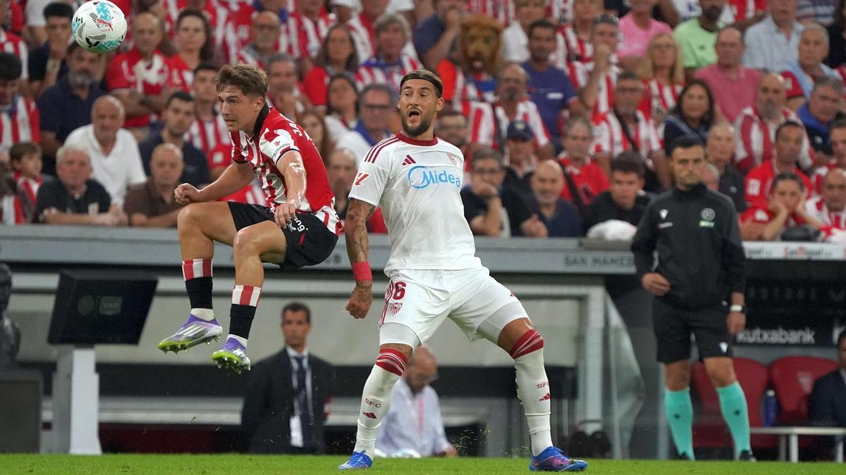 Jauregizar pugna por el balón con Gudelj en un lance del partido ante el Sevilla del pasado domingo en San Mamés (3-2)