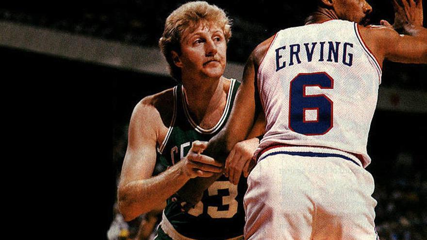 Larry Bird, defendiendo a Julius Erving en un partido de la NBA.