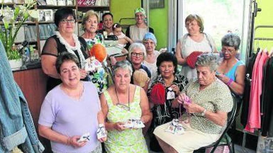Yolanda Cabezas, al fondo, rodeada de sus colaboradoras.