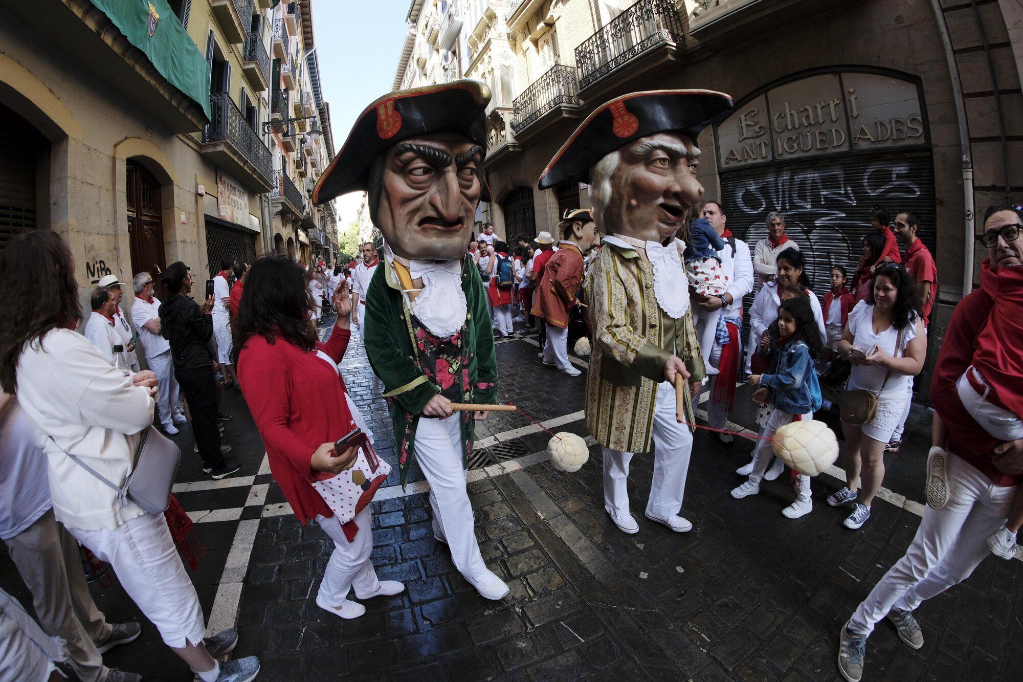 Comparsa de kilikis, cabezudos y gigantes en San Fermín 2022