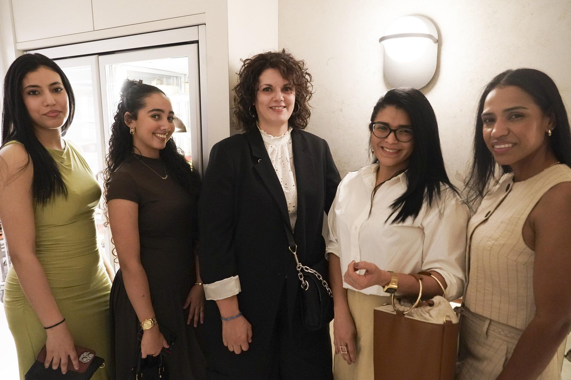 Yassmine Belphassoub, Lina Stita, Itziar Pérez, Lili Sandoval y Vanessa Morales, parte del equipo de Don Manuel.