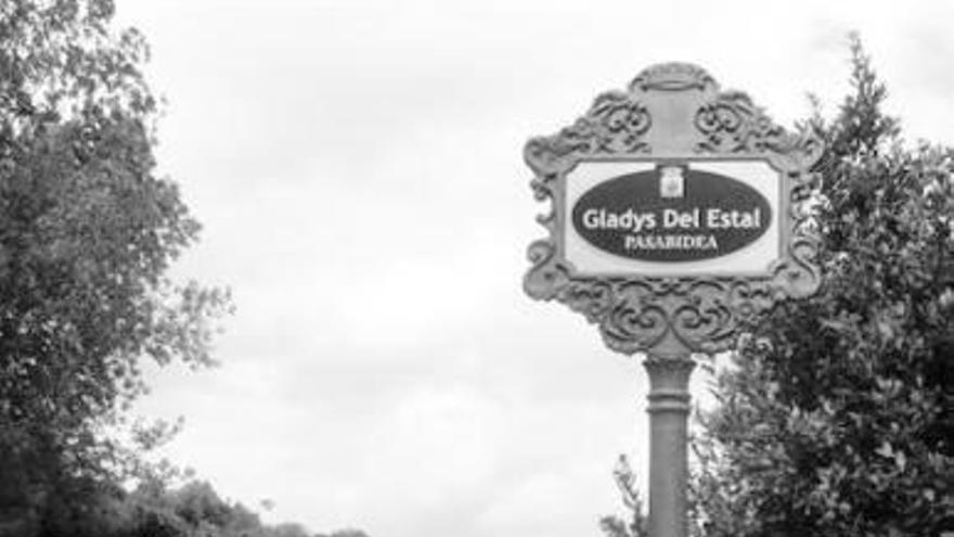 La pasarela Gladys del Estal ya tiene placa