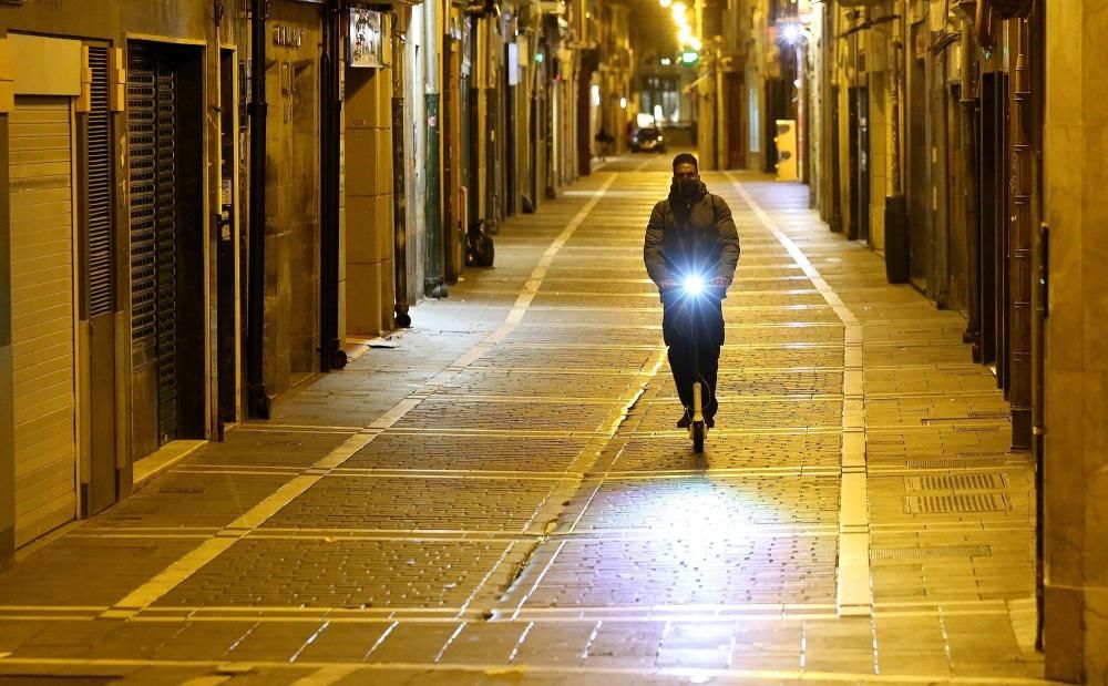 Imágenes de las calles del Casco Viejo de Pamplona con los bares cerrados a partir de las 10 de la noche