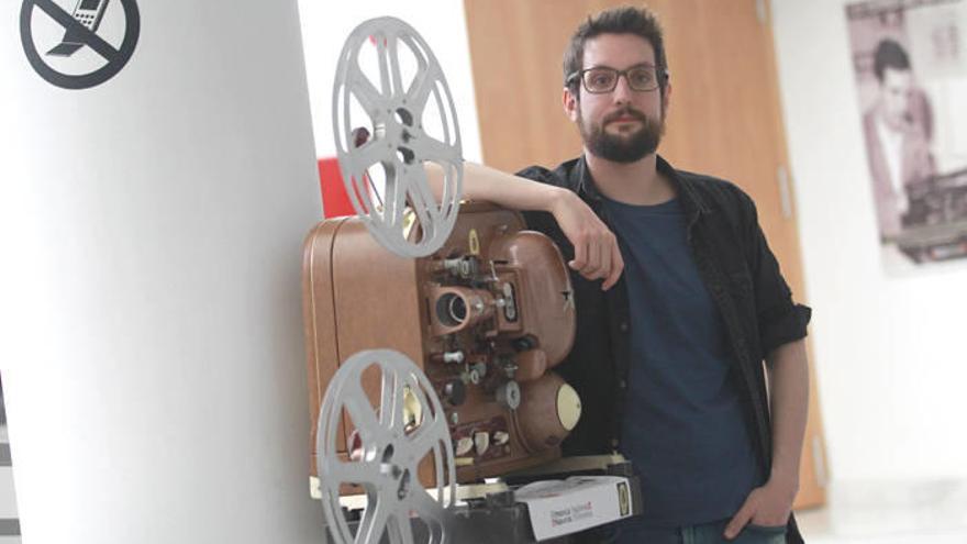 Jon Mikel Caballero posa en la presentación de su película &quot;El increíble finde menguante&quot;, en Pamplona.
