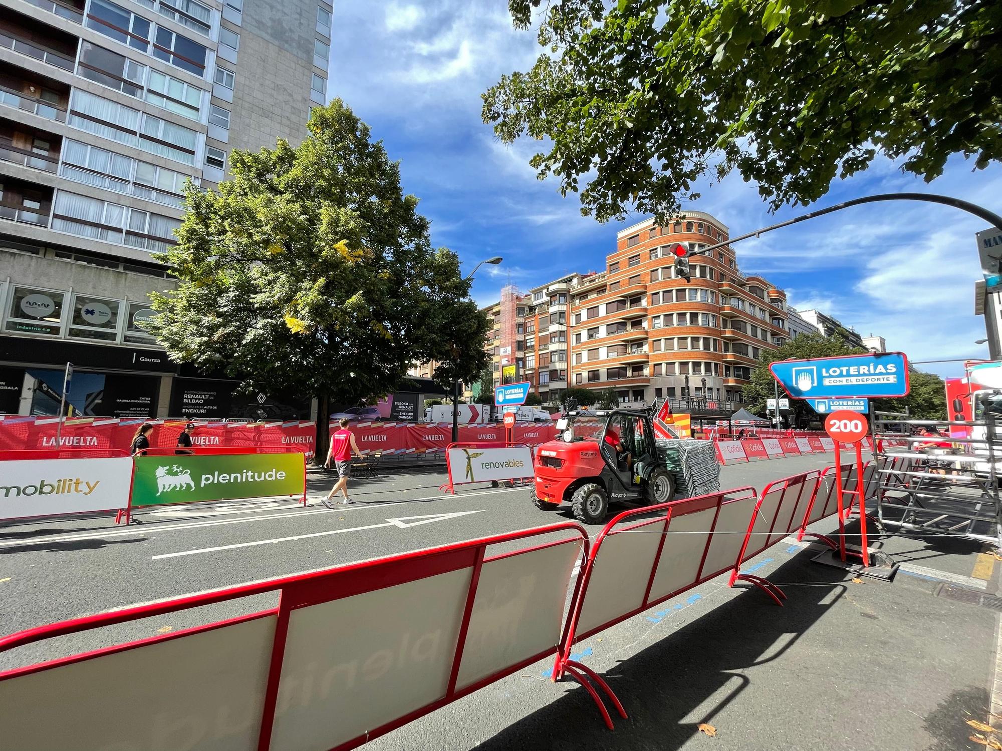 La Vuelta llega a Bizkaia: las imágenes del montaje en Bilbao