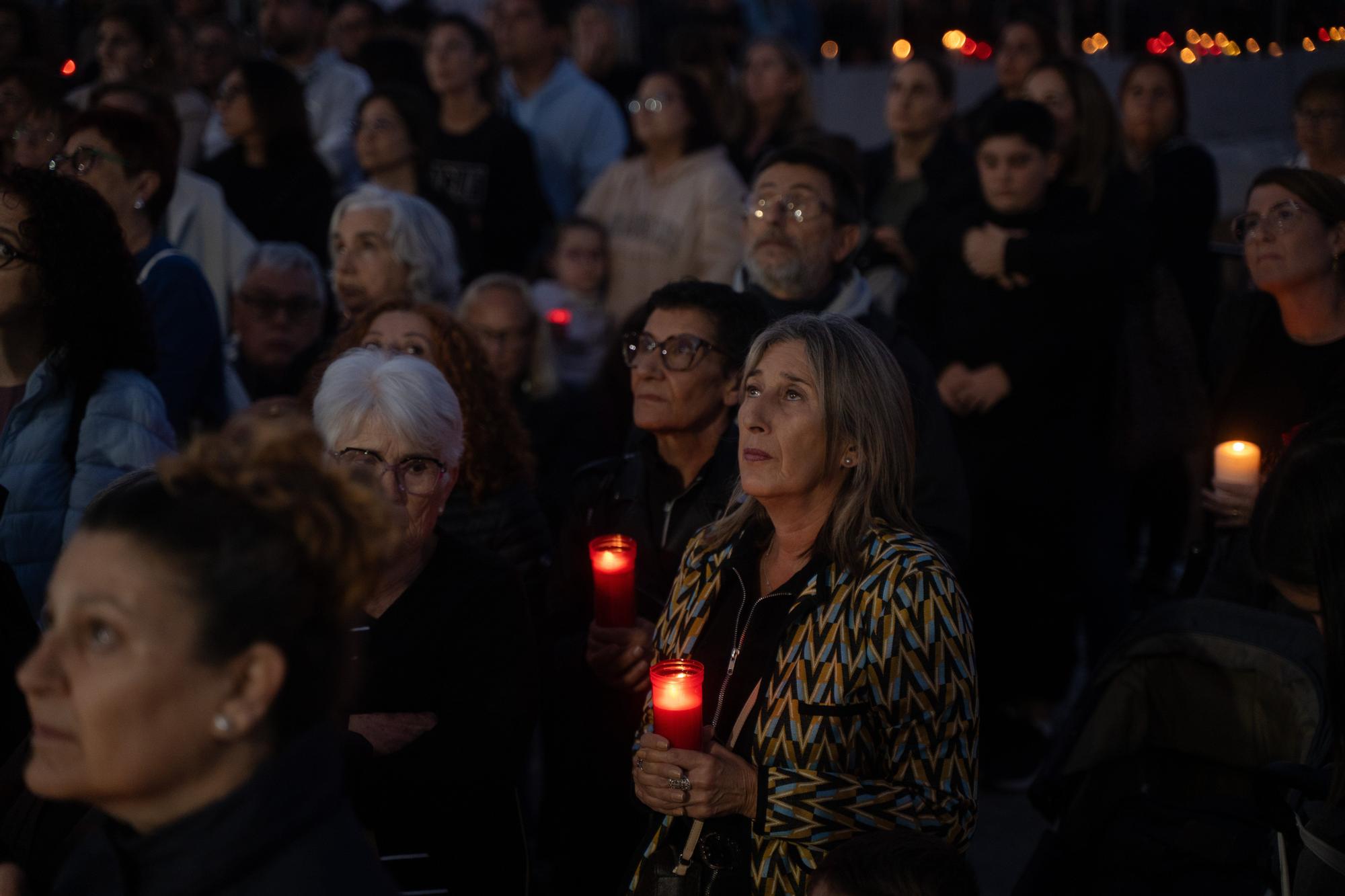 En imágenes: Decenas de velas en la rambla del Poyo homenajean a los fallecidos en la dana