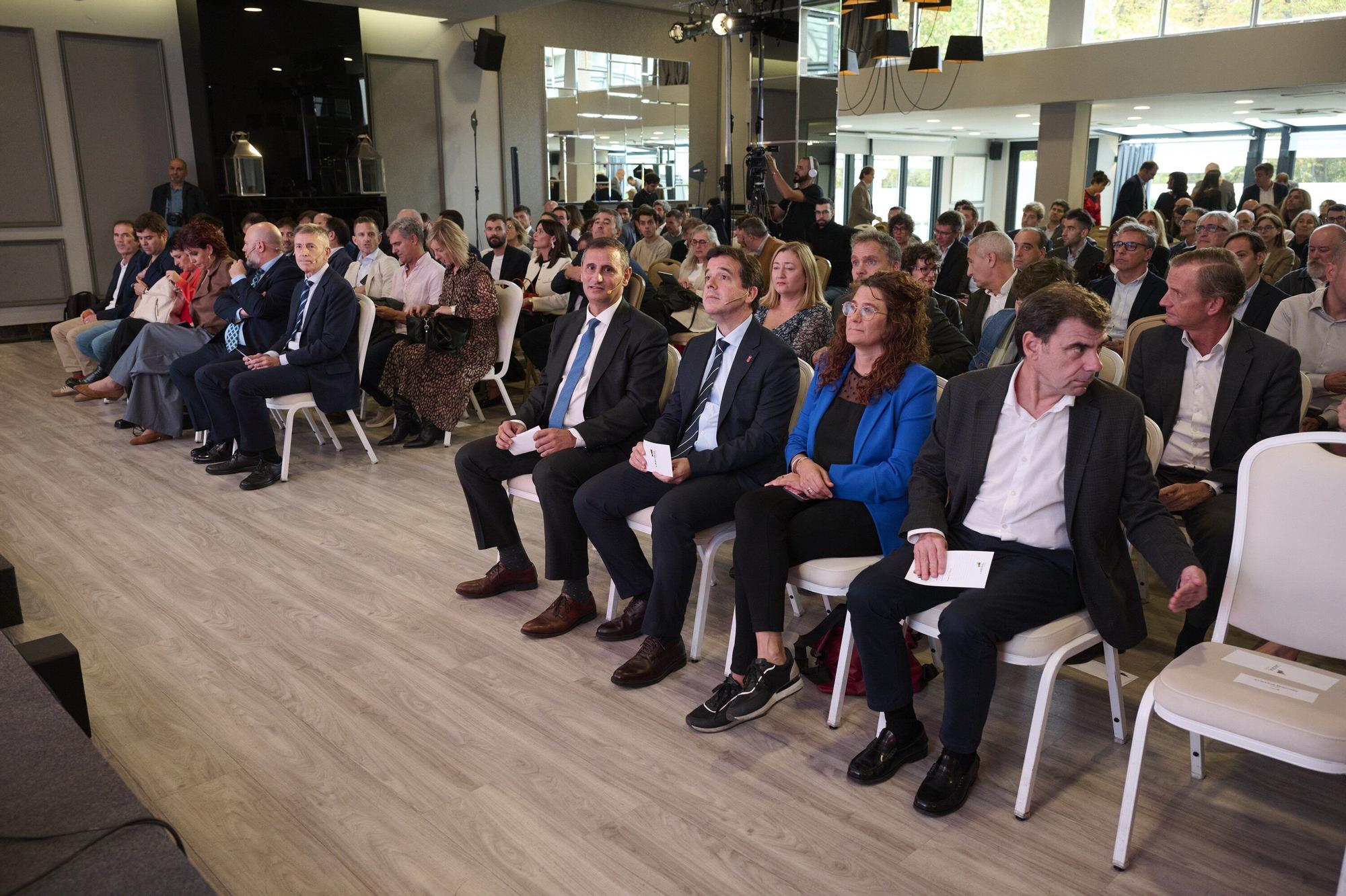 Fotos del encuentro de Laboral Kutxa para la presentación de su informe de la economía navarra