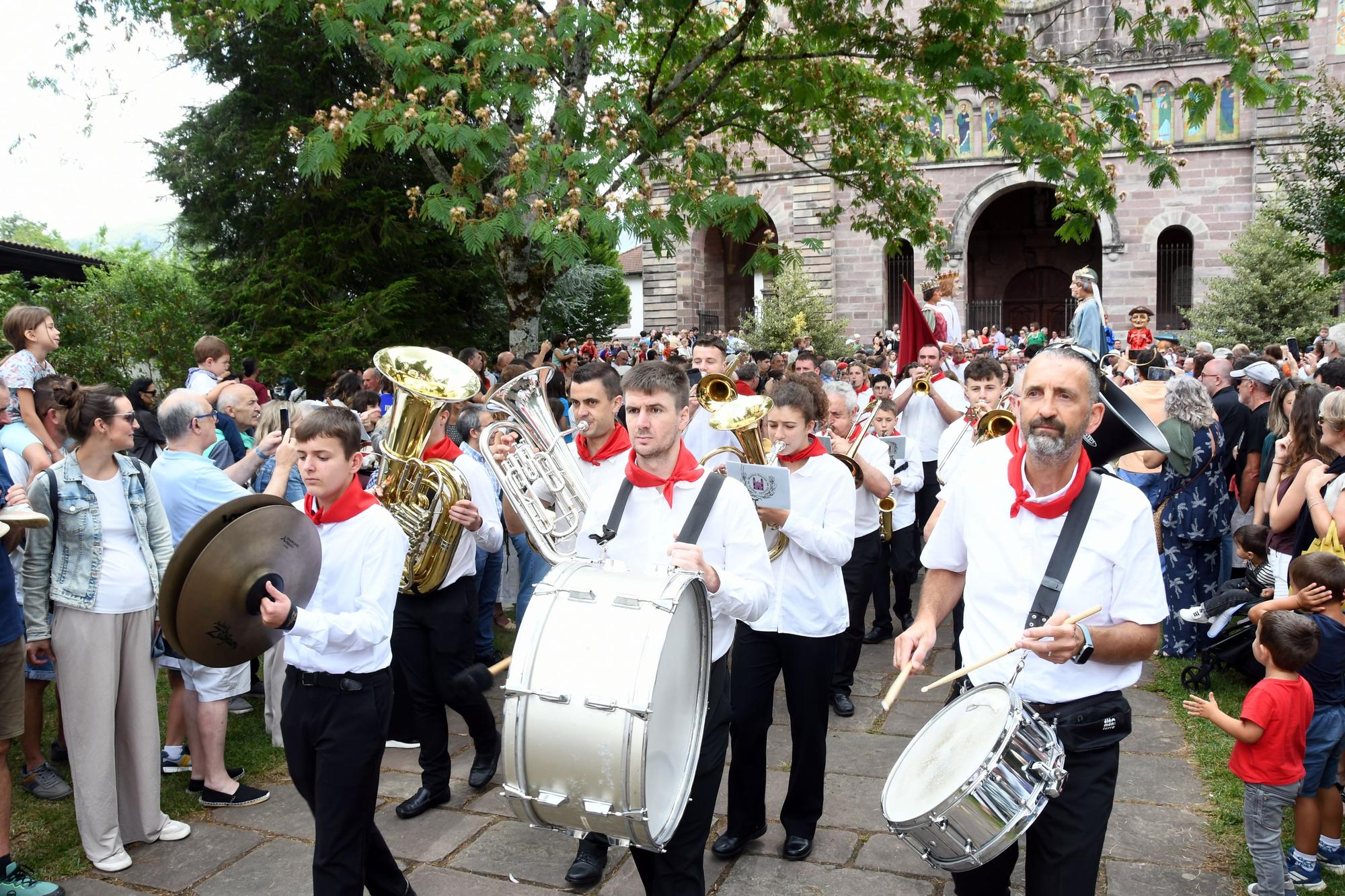Elizondo celebra su día grande con bailes de gigantes y mutildantzak