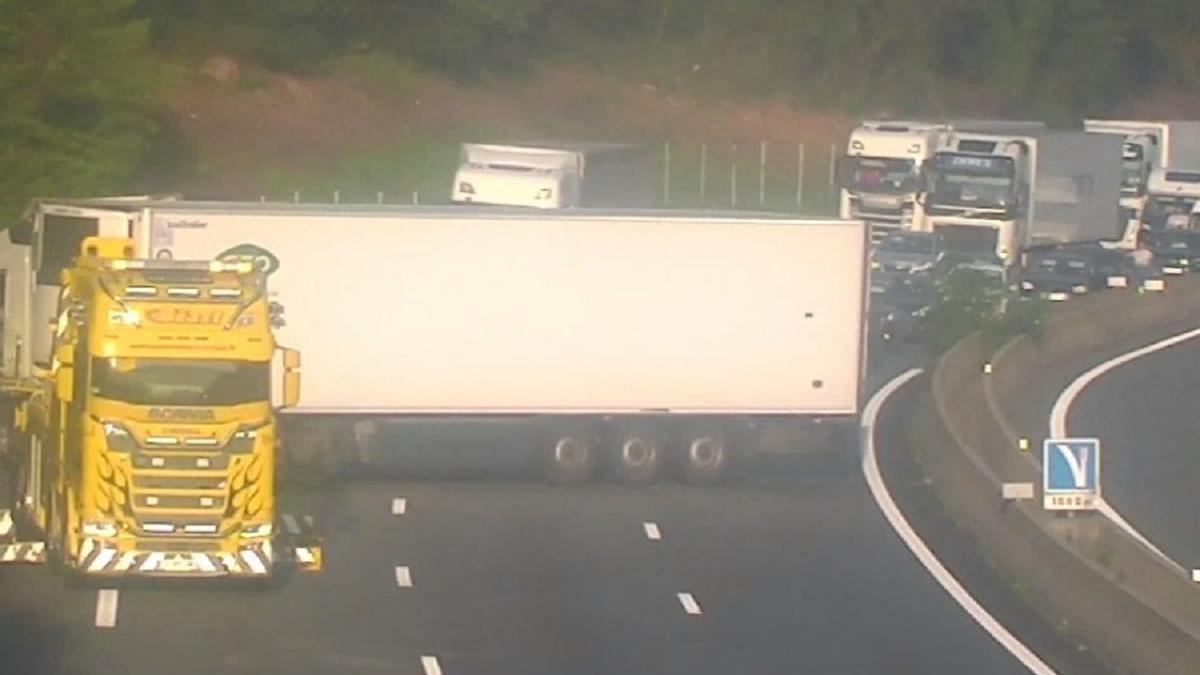 Los servicios de emergencias tratan de desbloquear la autopista A 63 tras el accidente de un camión