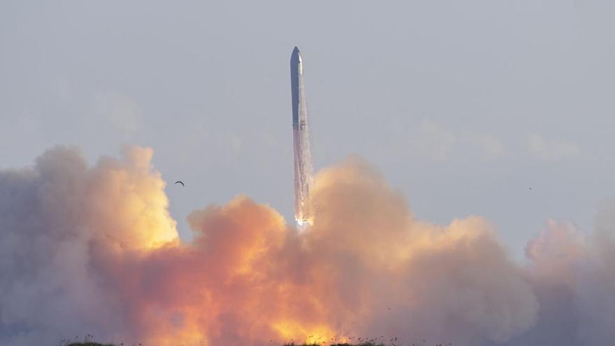 La nave Starship de SpaceX cumple con éxito su décima prueba después de tres fallidas