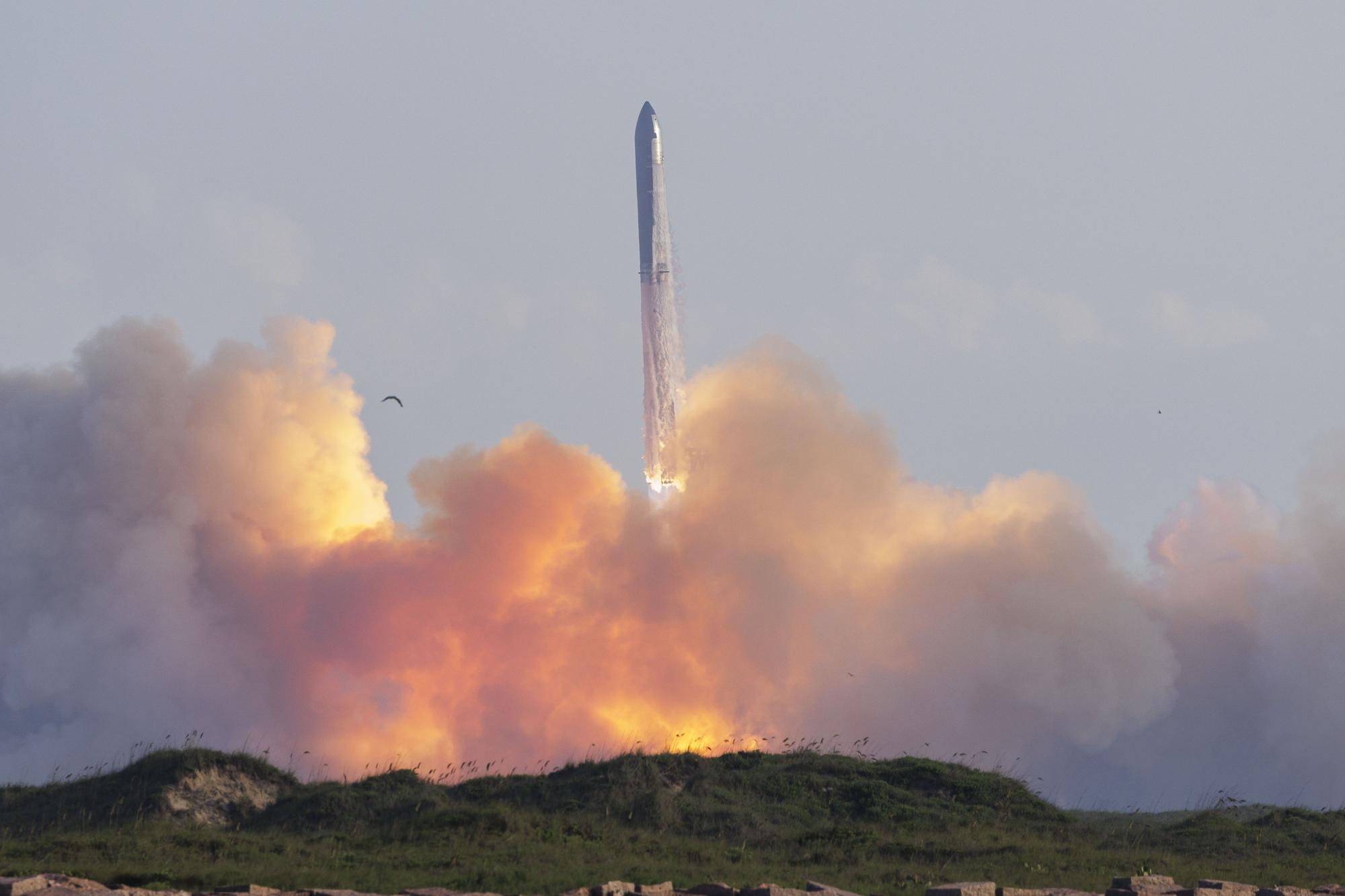 La nave Starship de SpaceX cumple con éxito su décima prueba después de tres fallidas