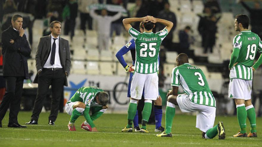 El Betis crispa a su afición, se hunde más y da vida al Almería