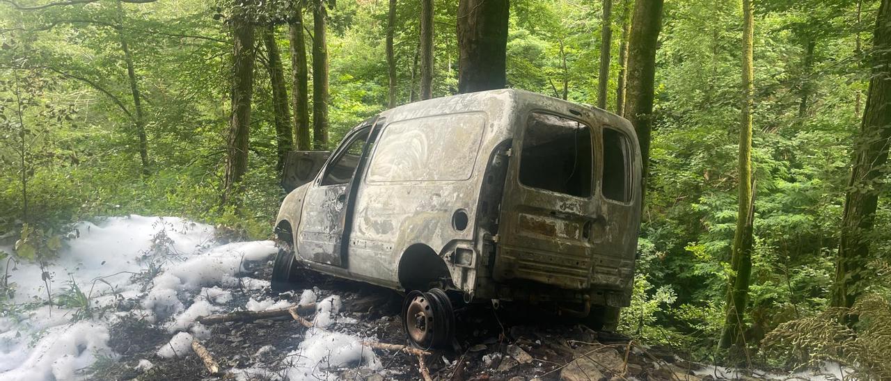 Roban 15.000 euros en material del almacén municipal de Aretxabaleta, se llevan una furgoneta de la brigada y la queman en Elgeta