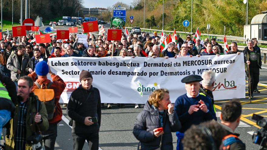 Protestas de ganaderos y agricultores en la frontera de Biriatu