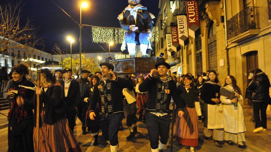 Recorrido de ilusión por Tafalla con Olentzero