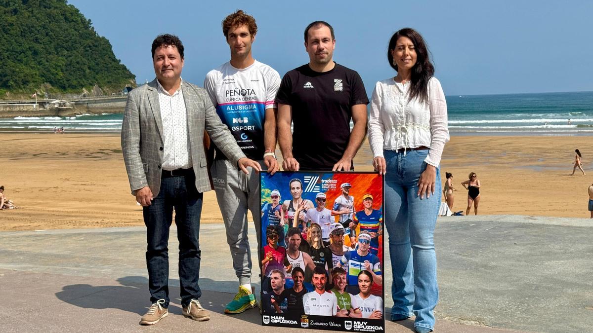 Xabier Txurruka, Pello Osoro, Danel Larrañaga y Azahara Domínguez en la presentación de la triatlón de Zarautz.