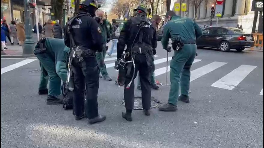 La Guardia Civil continúa revisando el alcantarillado en la Gran Vía de Bilbao