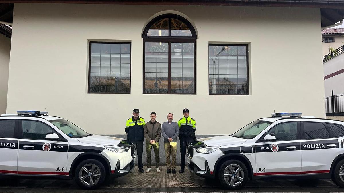 Sergio Javier e Iñigo Berges junto a representantes de la Policía Local y con los dos nuevos vehículos.