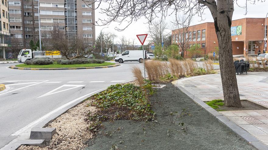 Más zona verde y acera en la rotonda de Fuente del Hierro con Pedro I