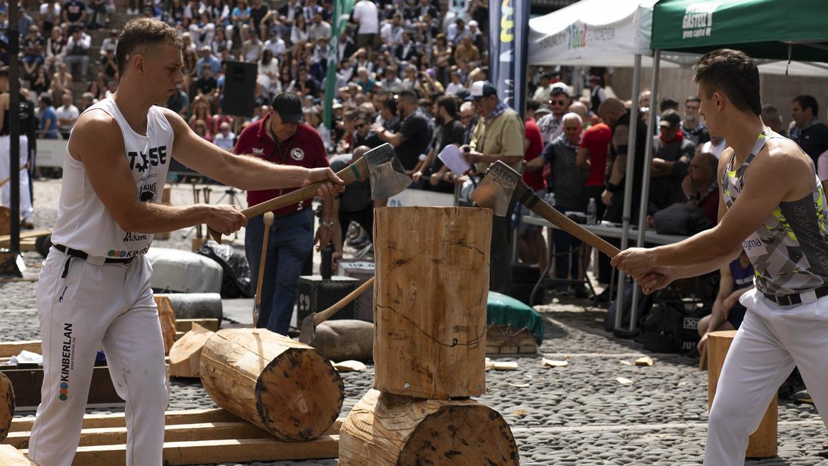 En imágenes: El torneo Virgen Blanca de Herri Kirolak se adueña de la Plaza de Los Fueros