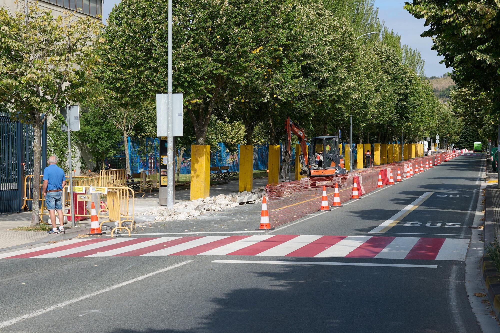 Obras del nuevo carril en calle María Azkarate de Burlada