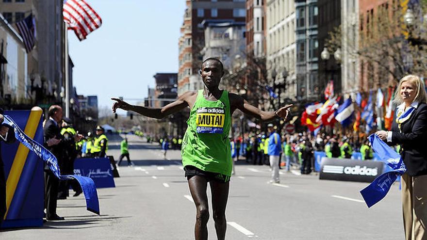 El keniano Geoffrey Mutai logra la mejor marca