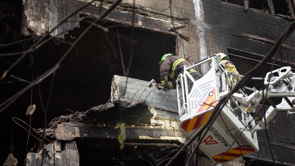 Un bombero realiza labores de rescate en un edificio.