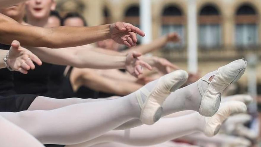 Casi 1.500 bailarines han participado en la exhibición de barra clásica en la barandilla de la Concha de Donostia