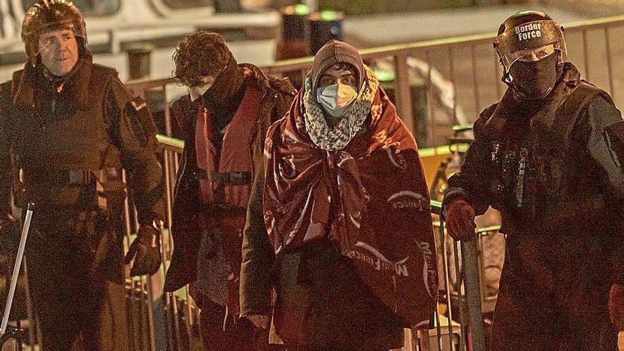 Migrantes a su llegada ayer al puerto británico de Dover tras atravesar el canal de La Mancha. Foto: Efe