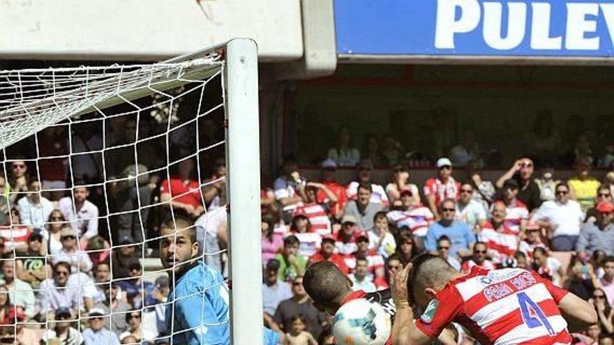 Fran Rubio, del Granada intenta rematar a puerta