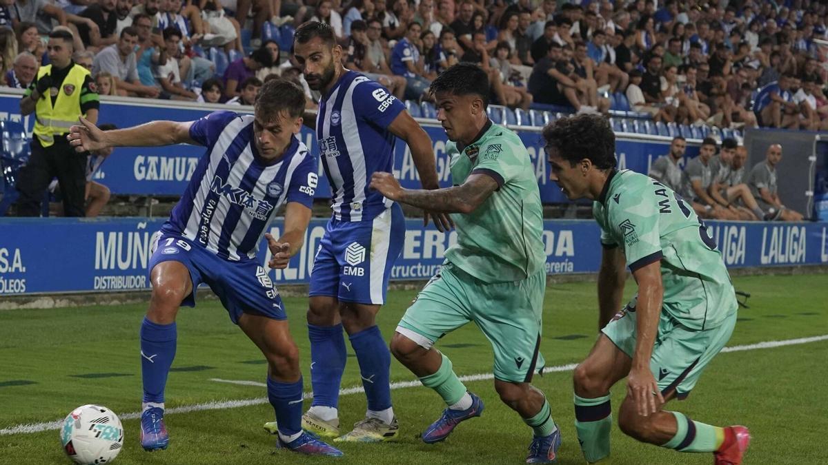 Ibáñez y Otto defienden el balón de dos futbolistas del Levante durante la jornada inaugural en Mendizorroza.