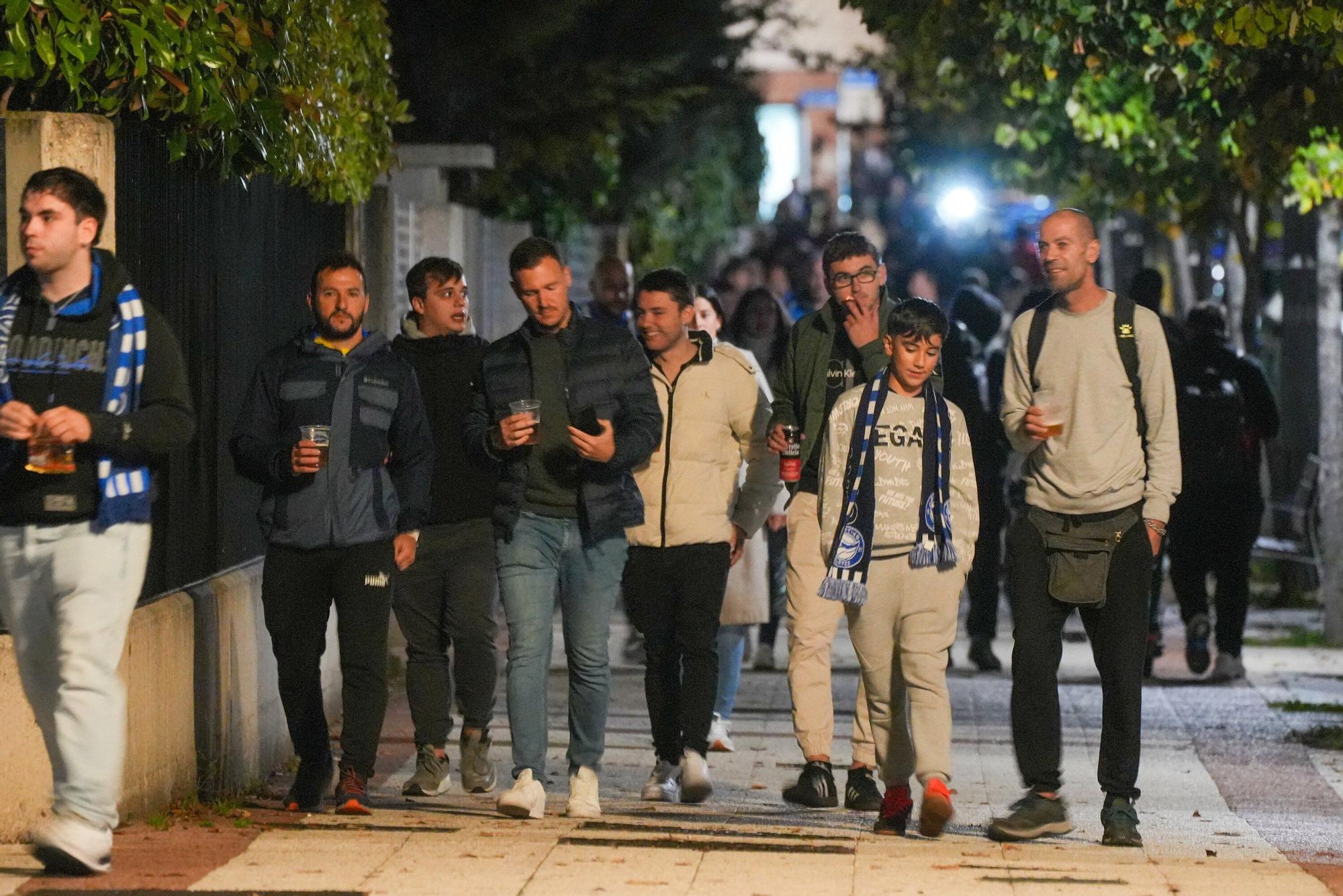 En imágenes: La afición del Alavés arropa al equipo en el duelo contra el Valladolid