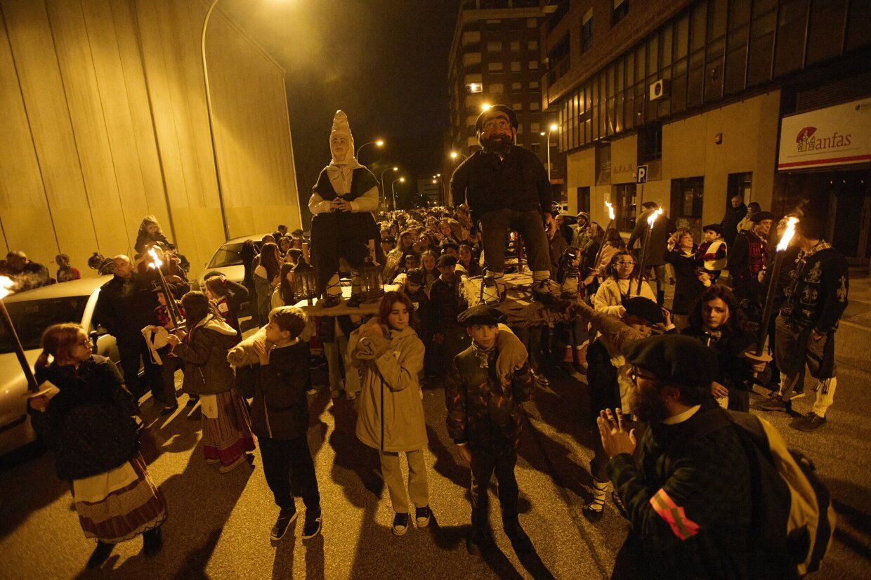 Olentzero y Mari Domingi recogen las últimas cartas en Iturrama