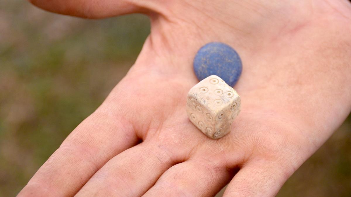 El hallazgo de un dado de hueso o una ficha muestra que también había espacio para ocio.