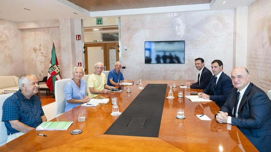 El Gobierno vasco estudiará si la ILP de las pensiones tiene encaje constitucional