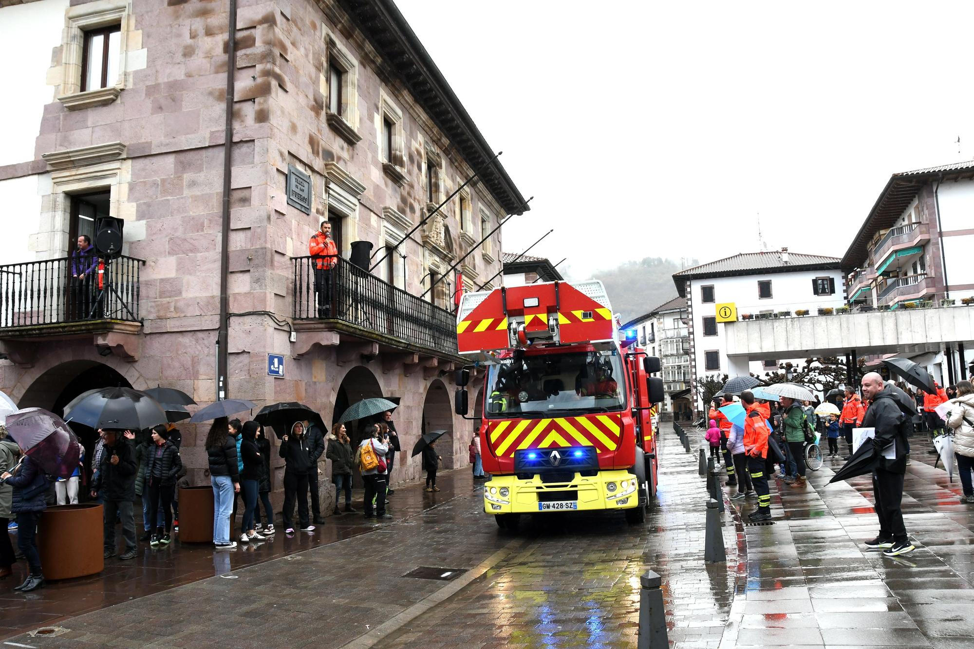 Las sirenas rompen el silencio de Elizondo